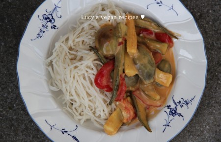 Rotes Curry mit Gemüse und chinesischen Nudeln